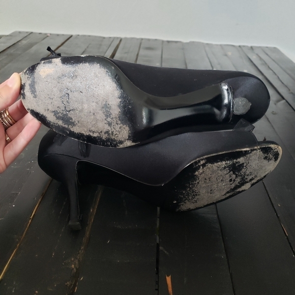 Stuart Weitzman Women's 9 Black Satin Pumps Heels Ribbon Bow Toe FLAWED - Picture 3 of 12